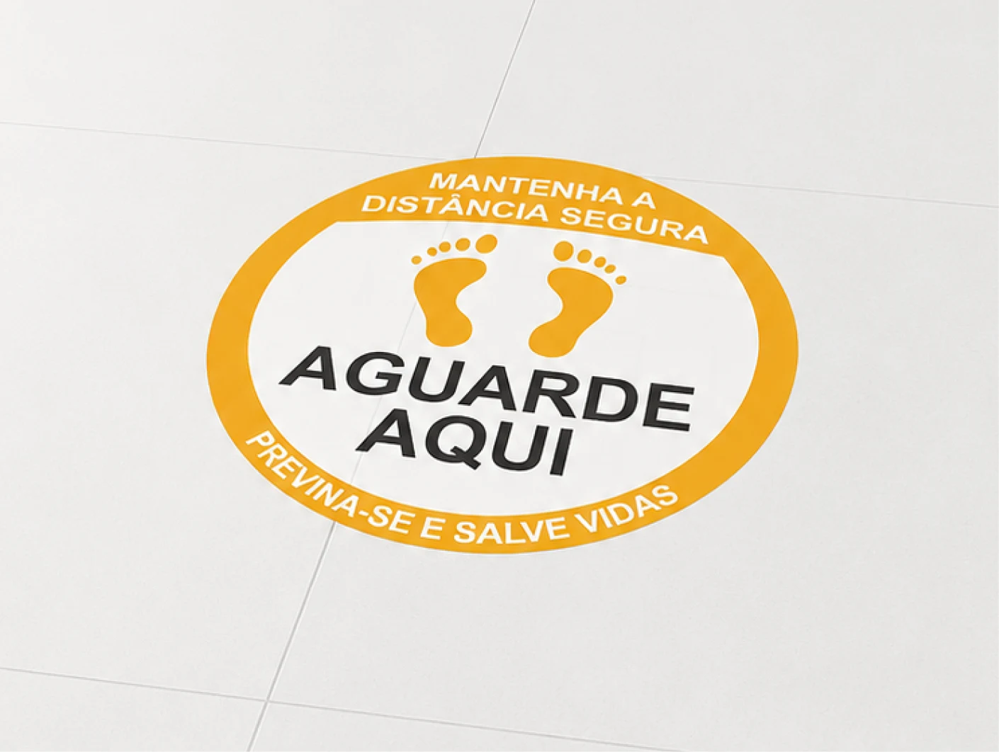 Adesivo "Aguarde aqui" aplicado no piso
